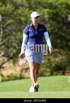 Aprile 11, 2018 - Mina Harigae passeggiate al sesto foro durante il primo round del LPGA LOTTE campionato al Ko Olina Golf Club di Kapolei, HI - Michael Sullivan/CSM Foto Stock