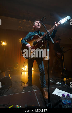 Londra, UK 14 aprile 2018 Tom Clarke (precedentemente del nemico) esecuzione dal vivo sul palco a Bush Hall di Londra. Foto Data: Sabato 14 Aprile, 2018. Foto: Roger Garfield/Alamy Live News Foto Stock