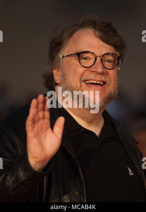 MALAGA, Spagna. Xiv Apr, 2018. Direttore messicano Guillermo del Toro pone sul tappeto rosso al di fuori del Teatro Cervantes durante il XXI Malaga Film Festival, in Malaga. Credito: Gesù Merida/SOPA Immagini/ZUMA filo/Alamy Live News Foto Stock