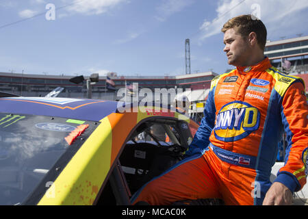 Bristol, Tennessee, Stati Uniti d'America. Xiv Apr, 2018. Aprile 14, 2018 - Bristol, Tennessee, Stati Uniti d'America: Ricky Stenhouse, Jr (17) attende di pratica per il cibo città 500 a Bristol Motor Speedway in Bristol, Tennessee. Credito: Stephen A. Arce/ASP/ZUMA filo/Alamy Live News Foto Stock