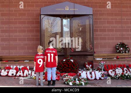 Bournemouth, Regno Unito. Xiv Apr, 2018. 2 i giovani tifosi guardare il 96 memorial fuori dallo stadio. Premier League, Liverpool v AFC Bournemouth ad Anfield Stadium di Liverpool sabato 14 aprile 2018. Questa immagine può essere utilizzata solo per scopi editoriali. Solo uso editoriale, è richiesta una licenza per uso commerciale. Nessun uso in scommesse, giochi o un singolo giocatore/club/league pubblicazioni. pic da Chris Stading/Andrew Orchard fotografia sportiva/Alamy Live news Credito: Andrew Orchard fotografia sportiva/Alamy Live News Foto Stock