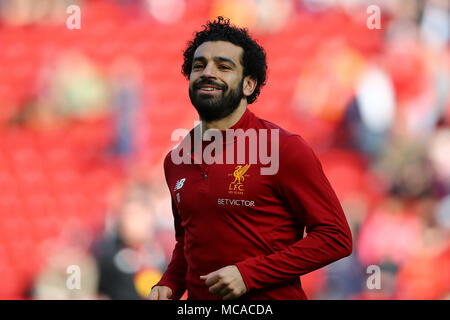 Bournemouth, Regno Unito. Xiv Apr, 2018. Mohamed Salah di Liverpool guarda su come egli si riscalda prima del gioco. Premier League, Liverpool v AFC Bournemouth ad Anfield Stadium di Liverpool sabato 14 aprile 2018. Questa immagine può essere utilizzata solo per scopi editoriali. Solo uso editoriale, è richiesta una licenza per uso commerciale. Nessun uso in scommesse, giochi o un singolo giocatore/club/league pubblicazioni. pic da Chris Stading/Andrew Orchard fotografia sportiva/Alamy Live news Credito: Andrew Orchard fotografia sportiva/Alamy Live News Foto Stock