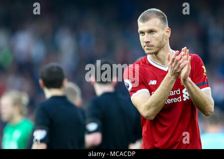 Bournemouth, Regno Unito. Xiv Apr, 2018. Ragnar Klavan di Liverpool elogia gli appassionati dopo il fischio finale. Premier League, Liverpool v AFC Bournemouth ad Anfield Stadium di Liverpool sabato 14 aprile 2018. Questa immagine può essere utilizzata solo per scopi editoriali. Solo uso editoriale, è richiesta una licenza per uso commerciale. Nessun uso in scommesse, giochi o un singolo giocatore/club/league pubblicazioni. pic da Chris Stading/Andrew Orchard fotografia sportiva/Alamy Live news Credito: Andrew Orchard fotografia sportiva/Alamy Live News Foto Stock