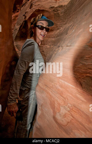 La donna nel Canyon dello scivolo in San Rafael Swell, Utah (MR) Foto Stock