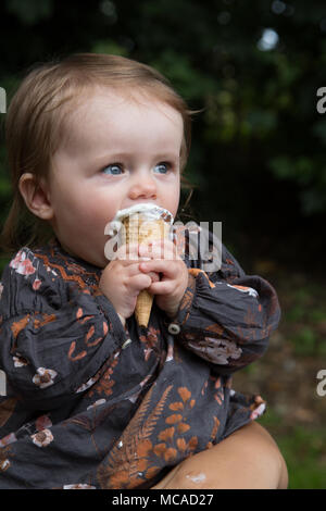 I bambini a mangiare il gelato Foto Stock