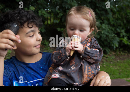 I bambini a mangiare il gelato Foto Stock