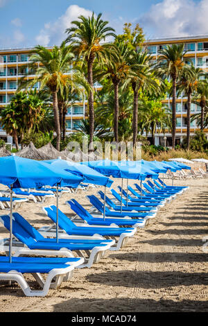 Sedie a sdraio sulla sabbia in una spiaggia idilliaca in Ibiza, Isole Baleari, Spagna Foto Stock