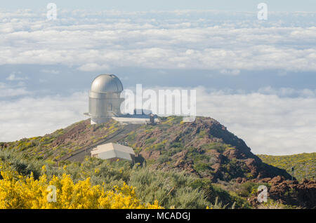 Nordic optical telescope, Osservatorio di Roque de los Muchachos a La Palma, Canarie, in primavera con il blu del cielo. Foto Stock
