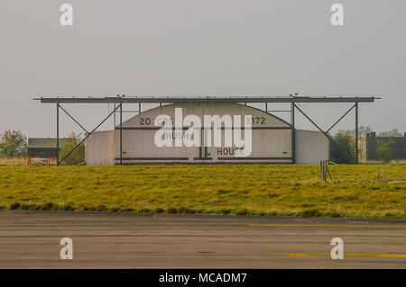 Casa Hush II hangar presso l'ex RAF Upper Heyford airfield. Static test motore edificio numero 1372. Riduzione del rumore hangar per le prove di motori a getto Foto Stock