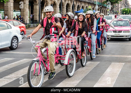 Città del Messico, centro storico ispanico, centro storico, Plaza de la Constitucion Costituzione Zocalo, biciclette ciclabili multi-rider bicicletta ridin Foto Stock