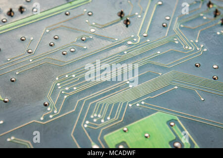 Chip, condensatori resistori sulla scheda di circuito close up Foto Stock