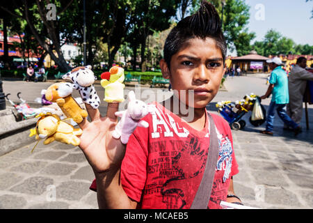 Città del Messico, messicano, ispanico, Coyoacan, del Carmen, Jardin Plaza Hidalgo, parco pubblico, peddler strada, venditori venditori vendere, bancarelle stand mercato stand Foto Stock