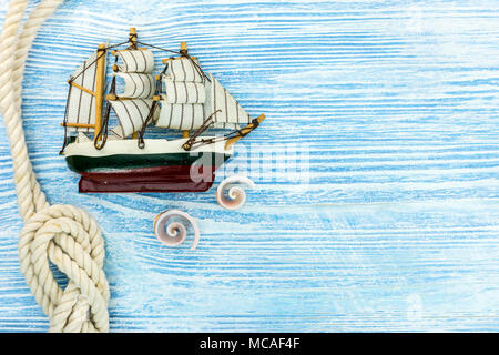 Composizione con conchiglie, nave e corda. tema oceano. estate sfondo Foto Stock