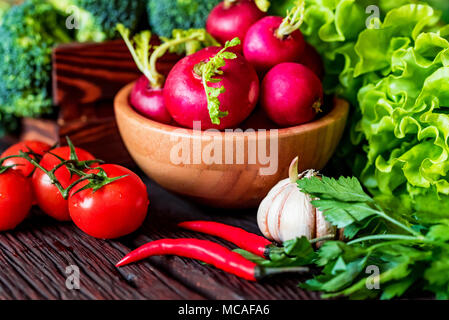 Fresche verdure di stagione su una superficie di legno Foto Stock