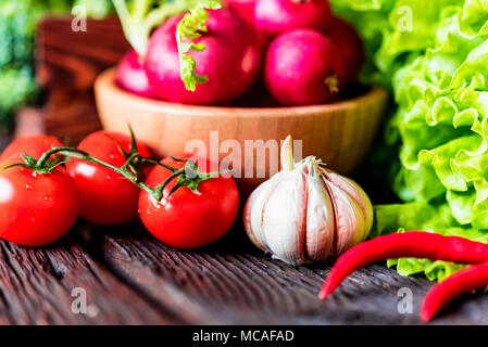 Fresche verdure di stagione su una superficie di legno Foto Stock