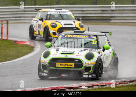 Gara 1 del Mini sfida campionato JCW ad Oulton Park nel Cheshire Regno Unito Foto Stock