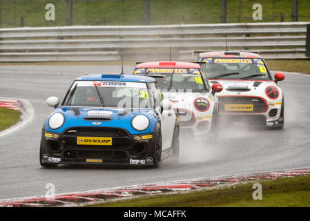 Gara 1 del Mini sfida campionato JCW ad Oulton Park nel Cheshire Regno Unito Foto Stock