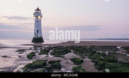 New Brighton Lighthouse Pesce persico Rock al tramonto del Regno Unito Foto Stock