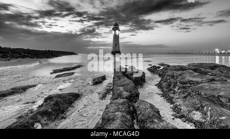 New Brighton Lighthouse Pesce persico Rock al tramonto del Regno Unito Foto Stock