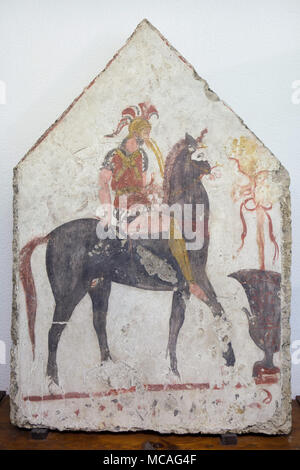 Cavaliere a cavallo nero di lutto per la morte rappresentata in il lucano affresco datato dal IV secolo A.C. dalla tomba 58 della necropoli di Andriuolo sul display in Paestum Museo Archeologico (Museo archeologico di Paestum) in Paestum, Campania, Italia. Foto Stock