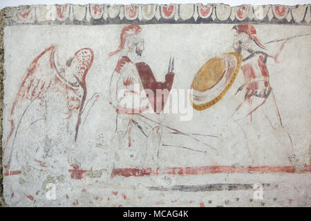 Sphinx guardando il duello di guerrieri rappresentato in affresco lucano da circa 340 BC dalla tomba 58 della necropoli di Andriuolo sul display in Paestum Museo Archeologico (Museo archeologico di Paestum) in Paestum, Campania, Italia. Foto Stock