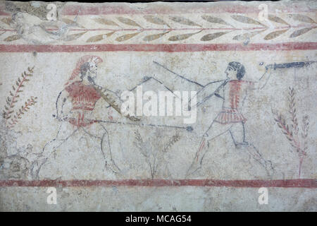 Duello di guerrieri raffigurato in il lucano affresco datato dal primo quarto del IV secolo A.C. dalla tomba 271 della necropoli Arcioni sul display in Paestum Museo Archeologico (Museo archeologico di Paestum) in Paestum, Campania, Italia. Foto Stock