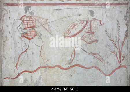 Duello di guerrieri rappresentato in affresco lucano da 375-350 A.C. dalla tomba 1 della necropoli Arcioni sul display in Paestum Museo Archeologico (Museo archeologico di Paestum) in Paestum, Campania, Italia. Foto Stock