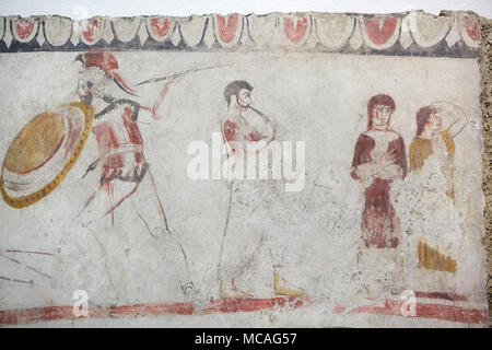 Combattimenti guerriero con un flautista e donne lutto per il defunto rappresentato in affresco lucano da circa 340 BC dalla tomba 58 della necropoli di Andriuolo sul display in Paestum Museo Archeologico (Museo archeologico di Paestum) in Paestum, Campania, Italia. Foto Stock