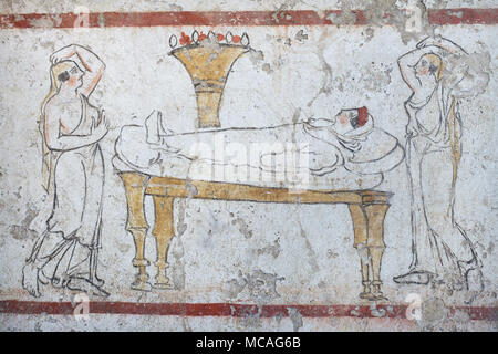 Le donne di lutto per il defunto la posa sul suo capezzale raffigurato in il lucano affresco datato dagli ultimi decenni del IV secolo A.C. dalla tomba 4 della necropoli di Andriuolo sul display in Paestum Museo Archeologico (Museo archeologico di Paestum) in Paestum, Campania, Italia. Foto Stock