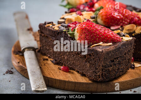 Brownie con patate dolci,fragola e melograno. Foto Stock