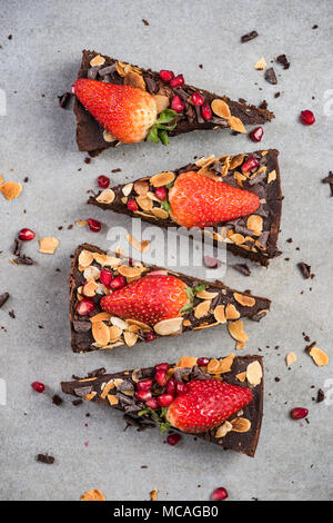 Dolce brownie al cioccolato fette, vista dall'alto. Foto Stock