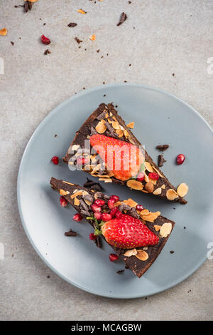 Servendo brownie al cioccolato torta sulla piastra. Foto Stock