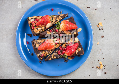 Fragole e cioccolato brownie affettato sulla piastra Foto Stock