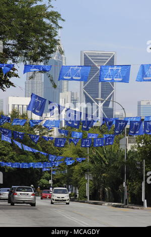 Malaysian elezioni generali 2018 campagne di Kuala Lumpur in Malesia. Nazionale Partito di coalizione bandiere blu. Foto Stock