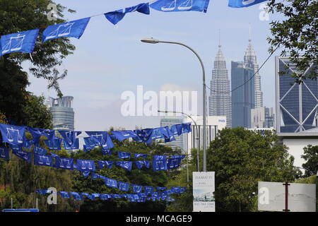 Malaysian elezioni generali 2018 campagne di Kuala Lumpur in Malesia. Nazionale Partito di coalizione bandiere blu. Foto Stock