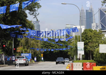 Malaysian elezioni generali 2018 campagne di Kuala Lumpur in Malesia. Nazionale Partito di coalizione bandiere blu. Foto Stock