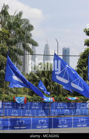 Malaysian elezioni generali 2018 campagne di Kuala Lumpur in Malesia. Nazionale Partito di coalizione bandiere blu. Foto Stock