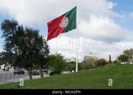 La bandiera portoghese sventolando in Parque Edoardo VII a Lisbona, Portogallo Foto Stock