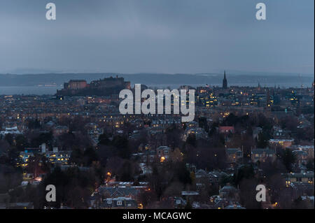 Una drammatica vista di Edimburgo al tramonto con il Castello di Edimburgo Foto Stock