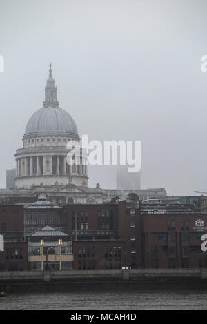 La Cattedrale di St Paul e su un grigio, freddo giorno a Londra Foto Stock