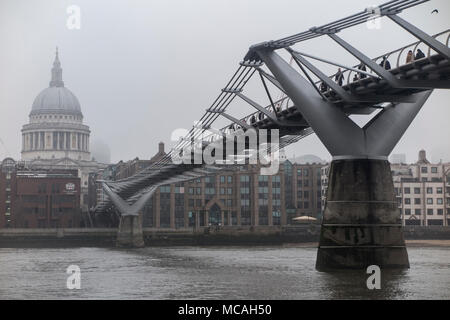 La Cattedrale di St Paul e su un grigio, freddo giorno a Londra Foto Stock