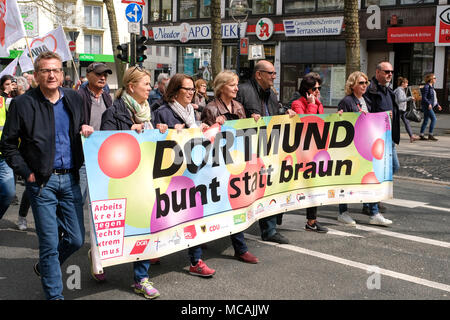 Dortmund, 14 Aprile 2018: il contatore-rally sotto il tema 'Dortmund - colorata al posto di marrone' contro il marzo delle destre di partiti come il partito 'Die Rechte' (diritti). --- Di Dortmund, 14. Aprile 2018: Gegendemonstration unter dem Motto 'Dortmund - bunt statt braun' gegen den Marsch rechtsextremer Parteien wie der Partei 'Die Rechte'. Foto Stock