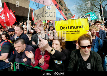 Dortmund, 14 Aprile 2018: il contatore-rally sotto il tema 'Dortmund - colorata al posto di marrone' contro il marzo delle destre di partiti come il partito 'Die Rechte' (diritti). --- Di Dortmund, 14. Aprile 2018: Gegendemonstration unter dem Motto 'Dortmund - bunt statt braun' gegen den Marsch rechtsextremer Parteien wie der Partei 'Die Rechte'. Foto Stock