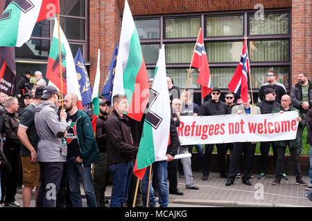 Dortmund, 14 Aprile 2018: neonazista marzo a Dortmund/Germania. Estremista di destra di partiti come il partito 'Die Rechte' (Diritti) impegnativo sotto la voce Europa sveglio un 'Europa bianco' --- Dortmund 14.04.2018: Neonazi-Demonstration a Dortmund. Rechtsextremistische Parteien Wie die Dortmunder Partei 'Die Rechte' fordern unter der Überschrift "EUROPA ERWACHE" ein "Weisses Europa". Foto Stock