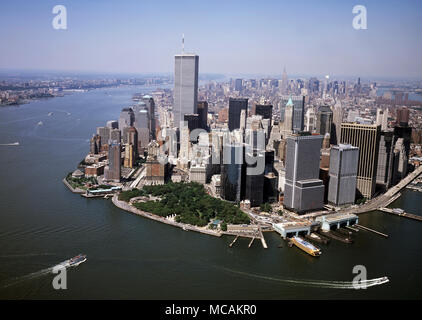 Battery Park è un 25 acri (10 ettari) parco pubblico situato in corrispondenza della batteria, alla punta meridionale dell'isola di Manhattan a New York City, rivolta verso il porto di New York. La batteria è chiamato per le batterie di artiglieria che erano ivi posizionata nella città nei suoi primi anni di proteggere la liquidazione dietro di loro. All'estremità nord del parco è Castle Clinton, spesso reimpiegato ultimo resto delle opere difensive che ha ispirato il nome del parco, ex stazione fireboat Foto Stock