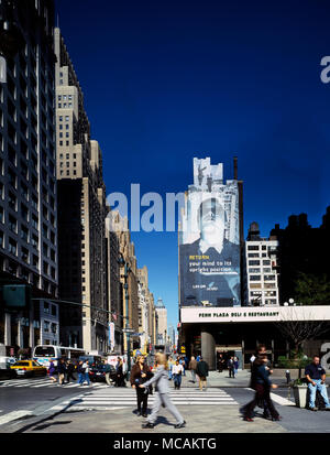 Manhattan è la più densamente popolata di cinque distretti di New York City. Il borgo è sinonimo di New York County, un originale della contea di Stati Uniti stato di New York. Il borgo è costituito prevalentemente da Manhattan Island, delimitata da est, Hudson e fiumi di Harlem, ma include anche alcune piccole isole adiacenti e di una piccola area sulla terraferma. Manhattan è stato descritto come il centro economico e culturale degli Stati Uniti . Essa è la casa del quartier generale delle Nazioni Unite. Wall Street nel Lower Manhattan è stata definita la capitale finanziaria del mondo, ha un PIL stimato di o Foto Stock