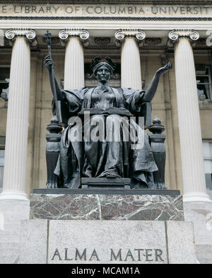 Alma Mater è il nome dato a una scultura della dea Atena di Daniel Chester French all'aperto sulla scalinata che conduce a bassa Memorial Library sul campus della Columbia University di New York City. Installato nel 1904 Alma Mater è diventato un simbolo dell'università e di un repository delle sue tradizioni. Foto Stock