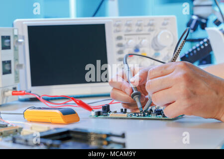 Riparazione di schede a circuito stampato con chip Foto Stock