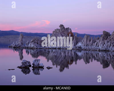 Mono Lake, una grande soluzione salina poco profondo lago di soda in Mono County, California Foto Stock