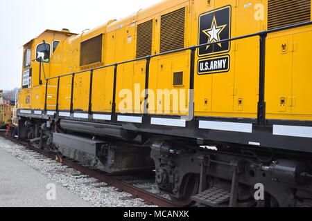 Lavoratori ferroviari hanno giurato come gru esercito attività di munizioni dipendenti lo scorso ottobre, quarant'anni dopo gli Stati Uniti L'esercito ha preso a munizioni convenzionali a gru. Questa settimana, gru treni dell'esercito ha ricevuto negli Stati Uniti Stella dell'esercito. Esercito di gru munizioni attività fornisce munizioni convenzionali supporto per gli Stati Uniti Esercito e forza comune disponibilità, compresi la produzione, la smilitarizzazione, il trasporto e lo stoccaggio. Foto Stock